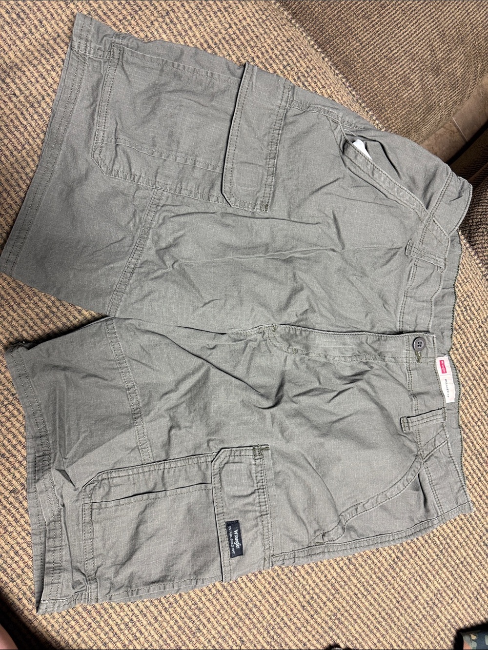 Wrangler Men's Cargo Shorts in Olive Green